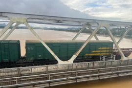 Nước lũ sông Hương dâng cao, đường sắt điều tàu giữ cầu Bạch Hổ và Dã Viên