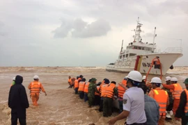 Trực thăng tham gia cứu hộ thuyền viên tàu Vietship 01 ở Quảng Trị