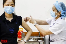 Phường Tứ Liên: Nữ cán bộ hợp đồng “xếp nốt” cho chồng và người nhà tiêm vaccine trước