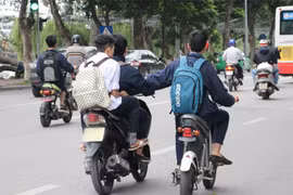 Hà Nội yêu cầu trường học lắp camera khu vực cổng trường để ghi nhận vi phạm giao thông