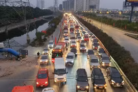 Bến xe vắng lặng, cửa ngõ Thủ đô ùn nhẹ ngày cuối nghỉ Tết Nguyên đán