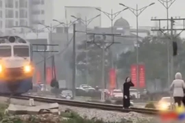 Lái tàu kể lại cú hãm phanh "cháy đường ray" trước 2 phụ nữ thả dáng trên đường tàu