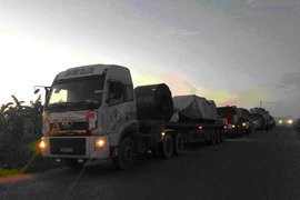 Bắt quả tang đoàn xe quá tải "né" trạm cân