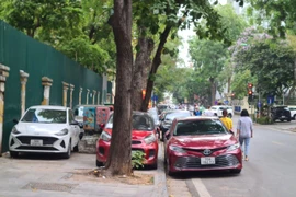Tràn lan “xẻ thịt” vỉa hè, chiếm lòng đường làm nơi trông giữ, đỗ ô tô