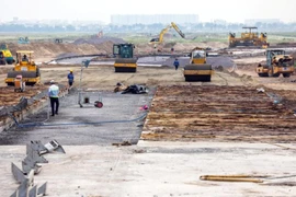 Đường băng Tân Sơn Nhất lại nứt, phải sửa chữa vá hư hỏng