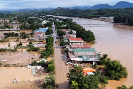 Mưa lớn từ Bắc bộ đến Trung bộ, lũ sông Cả ở Nghệ An vẫn ở mức đỉnh