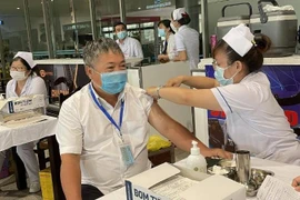 Kiến nghị các địa phương ưu tiên tiêm vaccine Covid-19 cho nhân viên hàng không