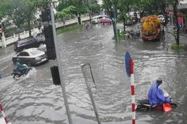 Mưa lớn ở miền Bắc, nhiều tuyến phố Hà Nội ngập nặng, cây cối gãy đổ