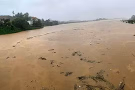 Mưa xối xả trong đêm ở miền núi phía Bắc, nước sông vượt báo động 3