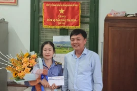 Nữ nhân viên gác chắn dũng cảm lao ra cứu người đàn ông suýt bị tàu hỏa đâm