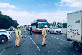 Xe đầu kéo đâm loạt xe đang dừng đỗ cứu hộ trên cao tốc Hà Nội- Hải Phòng, hai người chết
