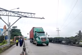 Ô tô chở quá tải trọng, che biển kiểm soát khi qua trạm cân lưu động trên quốc lộ 5 