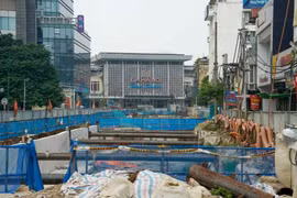 Rào chắn toàn bộ đầu đường Trần Hưng Đạo thi công metro Nhổn-Ga Hà Nội, các phương tiện cần lưu ý