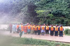 Đưa 45 người leo núi Tà Giang bị mắc kẹt về an toàn