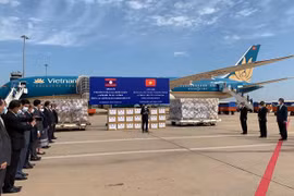 Chuyến bay đưa đoàn chuyên gia y tế Việt Nam sang Lào hỗ trợ chống dịch hạ cánh an toàn