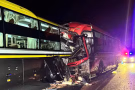 Xe khách đâm đuôi xe đang dừng trên cao tốc Vĩnh Hảo-Phan Thiết làm 3 người chết