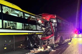 Xe khách đâm đuôi xe đang dừng trên cao tốc Vĩnh Hảo-Phan Thiết làm 3 người chết