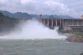 Nước lũ từ thượng lưu dồn về lớn, thủy điện Hòa Bình lại mở cửa xả đáy