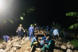 Đường sắt Hà Nội- Lào Cai thông đường sau gần 2 ngày tê liệt