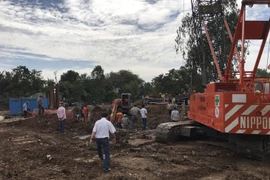 Thủ tướng yêu cầu huy động mọi lực lượng, phương tiện cần thiết cứu cháu bé rơi xuống trụ bê tông 