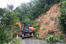 Cao Bằng: Một xe khách bị trôi xuống sông, chưa tiếp cận được hiện trường