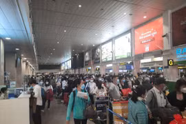 Nhà chức trách yêu cầu hãng bay dừng dịch vụ thu phí làm thủ tục nhanh tại sân bay