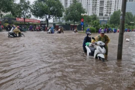 Mưa xối xả, Hà Nội mênh mông nước, một số tuyến đường "tắc không lối thoát"