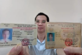 Người dân ngồi nhà bấm điện thoại để đổi bằng lái xe quốc tế