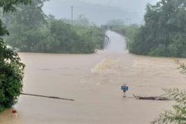 Miền Trung mưa lũ kinh hoàng, 12 người chết và mất tích, hàng chục nghìn người phải sơ tán