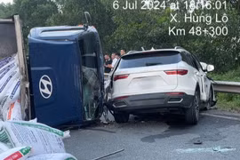 Xe con va chạm xe tải trên cao tốc Nội Bài- Lào Cai, một trưởng phòng huyện tử vong