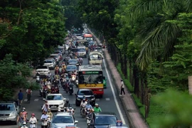 Xén dải phân cách giữa để mở rộng đường Hoàng Quốc Việt lên 8 làn xe