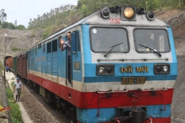 Hầm đường sắt Chí Thạnh thông tàu sau 10 ngày tê liệt