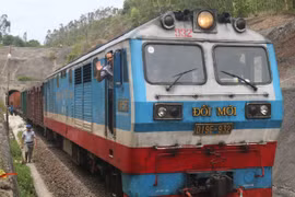 Hầm đường sắt Chí Thạnh thông tàu sau 10 ngày tê liệt