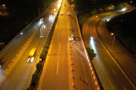 Cầu Thanh Trì sắp xếp làn riêng cho xe máy, nhiều ô tô vẫn đi vào