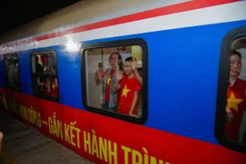 Đoàn tàu Thống Nhất Nam- Bắc sum họp lăn bánh từ Hà Nội và Sài Gòn, gặp nhau tại Đà Nẵng