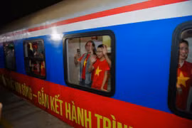 Đoàn tàu Thống Nhất Nam- Bắc sum họp lăn bánh từ Hà Nội và Sài Gòn, gặp nhau tại Đà Nẵng