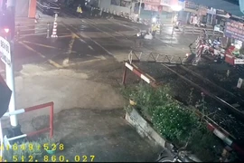 Thanh niên đi xe máy húc tung barie, may mắn được 2 nữ nhân viên gác chắn kịp thời kéo ra