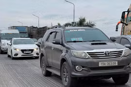 Lặng lẽ sửa chữa đường dẫn cầu Thăng Long gây ùn tắc kéo dài