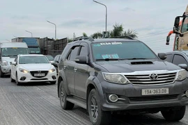 Lặng lẽ sửa chữa đường dẫn cầu Thăng Long gây ùn tắc kéo dài