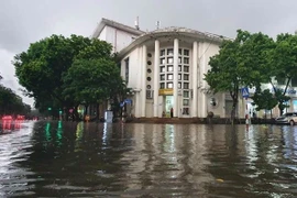 Mưa lớn trút xuống không dứt, nhiều tuyến phố Hà Nội ngập sâu trong nước