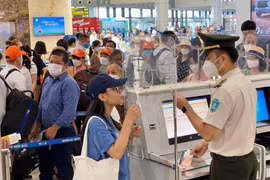 Mỗi ngày, 200 hành khách gặp trục trặc giấy tờ tùy thân tại sân bay Nội Bài 