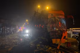 Xe khách Phương Trang đâm đuôi xe tải chở gạch đỗ ven đường làm 3 người chết