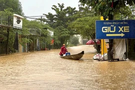 Nước lũ các sông ở Huế, Đà Nẵng đang xuống nhưng chưa hết ngập lụt