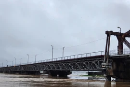 Ảnh: Nước lũ sông Hồng ở Long Biên vượt báo động 2, nước ngập tới mái nhà dân vùng bãi