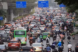 Trục xuyên tâm Hà Nội tắc nghẽn trong sáng làm việc đầu năm mới