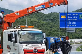 Xe tải vào cua tự lật trên cao tốc Nha Trang- Cam Lâm, lái và phụ xe tử vong