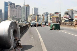 Sau vụ xe chở cuộn thép rơi lún mặt đường vành đai 3 trên cao, Bộ Giao thông siết chở hàng hóa thép cuộn