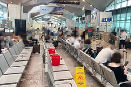 Nhà ga sân bay quốc tế Vinh bị dột, phải dùng xô hứng nước