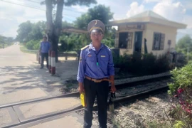 Nghẹt thở khoảnh khắc nhân viên đường sắt cứu người vượt gác chắn khỏi đoàn tàu đang lao đến