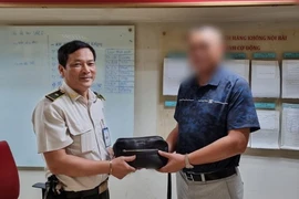 Khách đãng trí bỏ quên túi xách có 160 triệu đồng và điện thoại Vertu ở xe đẩy sân bay